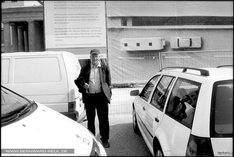 Thomas Bayrle vor seinem am Brandenburger Tor angebrachten Autobahngeflecht
